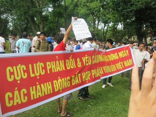 Người dân Hà Nội, TP.HCM, Đà Nẵng xuống đường phản đối Trung Quốc